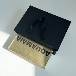 Sacs cadeaux en papier noir personnalisés avec impression UV noire - Sacs de shopping de luxe pour les marques de vêtements et de beauté haut de gamme - Product Image 2