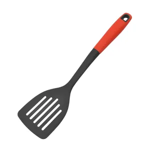 Yeni gelenler naylon oluklu Turner yapışmaz katı mutfak Turner yüksek isıya dayanıklı pişirme oluklu spatula
