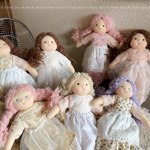 Poupées Waldorf Artisanales en Gros pour l'Éducation des Enfants, avec Robes Amovibles, Jouet en Tissu Apaisant et Émotionnel - Product Image 2