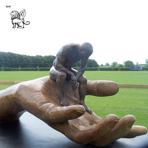 BLVE Custom Large Modern Art Garten dekoration Metall Abstrakt Nackter Mann Skulptur Bronzestatue Zum Sitzen auf der großen Hand - Product Image 1