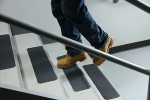 Cinta Adhesiva Negra de 38 mm de Diámetro, Adhesivo Acrílico de una Cara para Escaleras, Alta Adhesión, Sensible a la Presión - Product Image 6