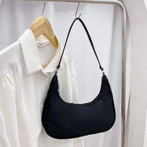 Bolso Bandolera de Mujer 2026, Nuevo, Color Sólido, con Patrón de Dragón, Cierre de Cremallera Resistente, Correa de Cadena de Nailon Impermeable, Moderno y Portátil - Product Image 3