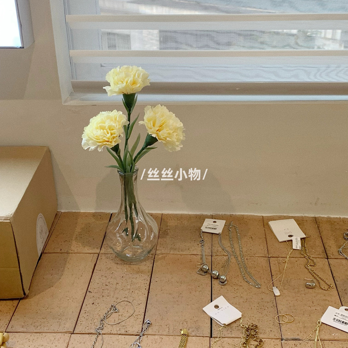 Vase en verre à trois tiges jaune pâle