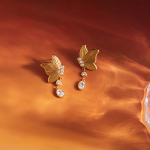 Pendientes con Colgante de Mariposa en Tono Dorado con Cristal de Zirconia, Joyería de Acero Inoxidable para Uso Diario de Mujer - Product Image 4