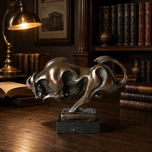 Sculpture de taureau en bronze coulé artisanal - Patine à fort contraste, pièce personnalisable de qualité muséale - Product Image 2