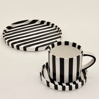 Ensemble tasse et soucoupe en céramique de porcelaine sous-glaçurée peinte à la main, noir encre, avec logo personnalisé, compatible micro-ondes et four, écologique