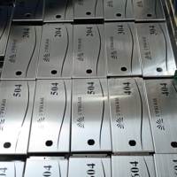 Plaque de porte en métal en acier inoxydable gravée au laser moderne pour l'extérieur des hôtels, plaque de numéro de bâtiment en laiton, plaque de porte, panneau de maison