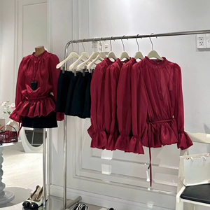 Conjunto de blusa con volantes y minifalda Vietnam, elegante y femenino, con cuello redondo, manga larga, conjunto de dos piezas de algodón. - Product Image 1