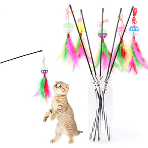 Großhandel lustige Katze Teaser Stick bunte Kunststoff Bell Balls mit langen nachhaltigen Tier feder Cartoon-Stil Spielzeug für Katzen spielen - Product Image 1