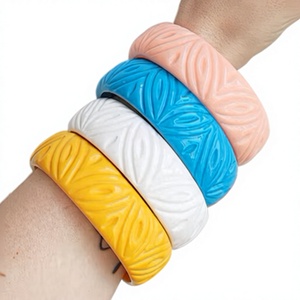 Nouvel ensemble de bracelets en résine sculptée colorés, faits à la main, élégants, unisexes, décontractés, sportifs, mignons, en jaune, blanc, bleu, rose pour femme - Product Image 1