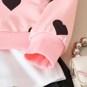 2025 nouveau haut avec imprimé coeur pour l'automne et l'hiver, deux sweats à manches longues et une <span class=keywords><strong>jupe</strong></span> <span class=keywords><strong>en</strong></span> <span class=keywords><strong>cuir</strong></span> - Product Image 3