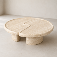 Table basse en travertin beige crème moderne et architecturale avec support en pierre courbé pour salle de bain et salon