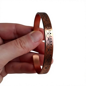 Bracelet ouvert en cuivre élégant avec motif gaufré, bijou en métal tendance au design exquis - Product Image 1