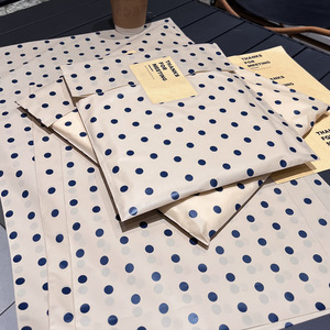 Sacs d'emballage plats en plastique PE mat givré à pois couleur lin pour magasins de chaussures et de vêtements, logo personnalisé, vente en gros - Product Image 2