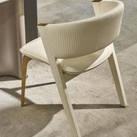 Chaise de salle à manger au design moderne, fauteuil en cuir beige avec structure dorée brossée pour la maison et l'hôtel, fauteuil rembourré de luxe