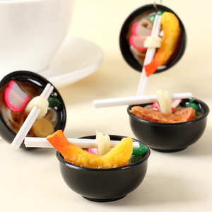 Colgante de PVC con diseño de comida realista, llavero creativo con diseño de comida realista: cola de fénix, camarón y fideos de ternera estofados - Product Image 1