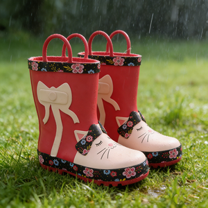 Stivali da pioggia per bambini in gomma rossa impermeabile con stampa di gatti dei cartoni animati dal design classico. - Product Image 2