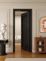 Porte en bois à charnières de style médiéval, peinte en noir, avec lignes décoratives et boucle profonde de style mid-century