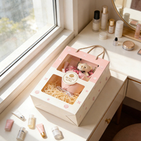 Sac cadeau tendance en carton écologique durable avec logo personnalisé, poignée à cordon et impression à chaud pour événements festifs