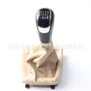 Cache-poussière en cuir pour pommeau de levier de vitesse manuel Skoda 5/6 vitesses, blanc cassé/noir - Product Image 3