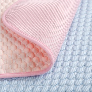 Alfombrilla transpirable de seda helada para mascotas para el verano para perros y gatos: almohadilla fría multiusos para sofá, suelo y asiento de coche - Product Image 4