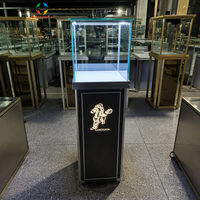 Vitrine carrée moderne en verre HonTay avec socle anthracite, panneau lumineux de marque et finition argentée pour présentation de bijoux en magasin ou showroom, robuste