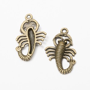 Pendentif Homard à Queue Côtelée Bouclée en Alliage de Zinc, Finition Argent Vieilli et Bronze, Bijou Crustacé pour Tenues Nautiques et de Plage - Product Image 2