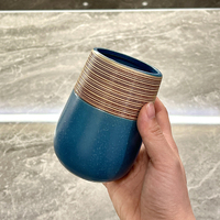 Ensemble de comptoir de salle de bain en céramique bleue avec des tasses arrondies et une porte-savon ovale pour les toilettes d'hôtel, les toilettes d'appartement, les toilettes à domicile