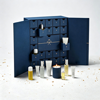 Boîte de calendrier de l'Avent bleu nuit personnalisée avec 25 tiroirs symétriques de tailles variées, emballage en papier pour cadeaux d'entreprise