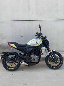 <span class=keywords><strong>Moto</strong></span> Naked Rétro <span class=keywords><strong>CLX</strong></span> 250 d'occasion en excellent état, moteur 250cc refroidi par liquide, freins ABS, affichage numérique - Product Image 1
