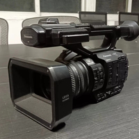 Caméscope professionnel Panasonic AG-UX90 4K avec zoom optique 20x, fixation épaule, écran tactile 3,5 pouces, en plastique