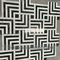 Mosaïque géométrique en pierre sans joint, en marbre vert foncé Verde Alpi et blanc Carrara, pour la décoration des murs et des sols