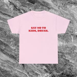 Maglietta rosa con scritta 'Say No To Kids Drugs', maglietta ironica e sarcastica con meme, stile Gen Z - Product Image 1