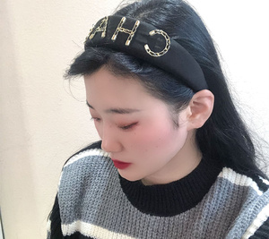 Serre-tête en velours avec lettres noires, Vintage et à la mode - Product Image 2