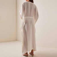 Maßgeschneidertes, einfarbiges, natürliches 100% Seiden-Maxikleid mit Anti-Falten-Effekt, lockerem V-Ausschnitt, Gürtel und kurzen Ärmeln im Kaftan-Stil für Frühling, Sommer und Herbst.