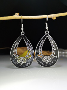 Orecchini Pendenti Vintage Intagliati a Vuoto con Smalto e Motivo Bianco e Nero, Accessori Moda per Donna - Product Image 3