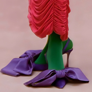 Sandalias de tacón alto de seda para mujer, talla grande 45, con correa trasera, punta puntiaguda, lazo grande frontal, estilo stiletto y slingback para vestir. - Product Image 1