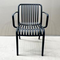 Chaise d'extérieur contemporaine en plastique empilable, légère, imperméable et rafraîchissante pour hôtel, maison, bureau, cuisine - Prix de gros abordable