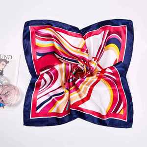 Foulard carré personnalisé pour femme grande taille 90x90cm en satin de soie pure, imprimé numérique, pour cheveux, Ethicon Soie, en coton, rayonne et polyester - Product Image 5