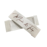 Étiquette de cou pliée à l'extrémité de ruban de satin blanc de haute qualité conçue sur mesure pour les vêtements, chaussures et sacs pour l'utilisation du vêtement principal