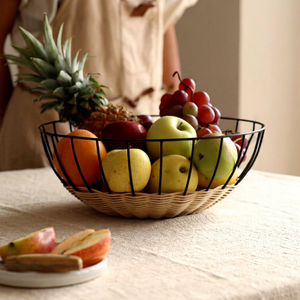 Panier à fruits en rotin avec cadre en fil de fer, design minimaliste pour le rangement de la cuisine, porte-fruits écologique - Product Image 1