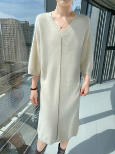 Vestido largo de terciopelo de visón, holgado, de lana, con cuello en V, para mujer, de punto, de manga tres cuartos, para otoño e invierno, venta al por mayor. - Product Image 4