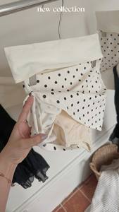 ชุดเสื้อสายเดี่ยวสีดำทรงบาน พร้อมกระโปรงลายจุด จากตัวอย่างสินค้าที่มีจำหน่าย สไตล์หวาน ลายดอกไม้ ไม่มีแขน - Product Image 2