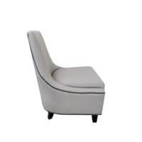Fauteuil d'appoint de luxe blanc à dossier haut, confortable et relaxant, en similicuir rembourré avec structure en bois, idéal pour les villas, les complexes hôteliers et les halls d'hôtel.