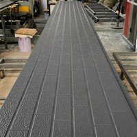 Panneau sandwich en PU à motif de brique extérieur, revêtement mural en métal sculpté, résistant au feu, imperméable, panneau de construction