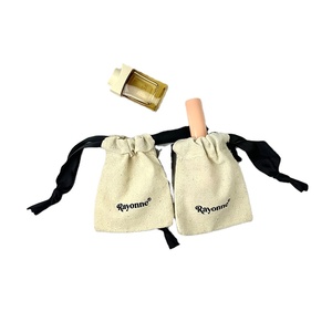 Sac biodégradable en coton biologique personnalisé avec broderie, cordon noir et logo de marque estampé à chaud – Prix compétitif - Product Image 1
