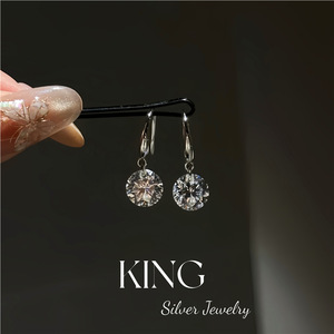 Boucles d'oreilles pendantes en moissanite King Silver, argent sterling 925 plaqué or, coupe ronde, bijoux à porter au quotidien - Product Image 3