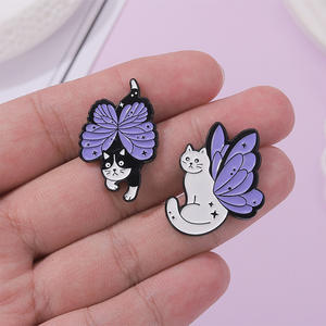 Broches en émail de chat papillon violet kawaii de dessin animé, broches de sorcière-chat, badges d'insectes pour revers, broches uniques en métal souple pour cadeau - Product Image 4