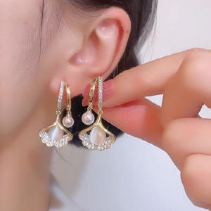 Pendientes de Piedra Ojo de Gato de Lujo Sansheng Youxing con Diamantes, Pendientes de Hoja de Ginkgo Versátiles y Elegantes - Product Image 2