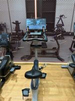 Grado comercial para entrenamientos intensos. Estructura robusta, soporta 150kg. Resistencia magnética suave, 24 modos de entrenamiento. Asiento ergonómico